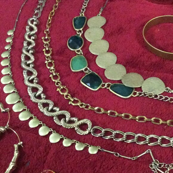 48 - Piece Lot of Gold Tone Vintage & Retro Jewelry **Last Lot** - Picture 12 of 16